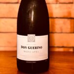 Don Guerino Moscatel – Serra Gaúcha | Método Asti | Inox Elaborado pelo Método Asti, preserva frescor e intensidade aromática da Moscatel Giallo. Floral, com notas de pêssego e flor de laranjeira, apresenta doçura delicada e leveza vibrante. A vinícola Don Guerino é referência em sustentabilidade na Serra Gaúcha. Harmoniza com Burrata Três Pestos ou sobremesas como Panna Cotta.