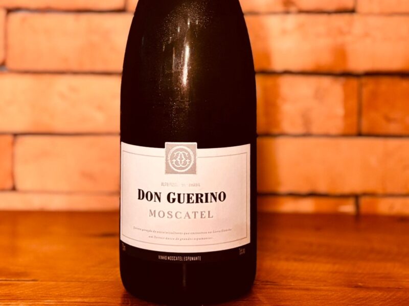 Don Guerino Moscatel – Serra Gaúcha | Método Asti | Inox Elaborado pelo Método Asti, preserva frescor e intensidade aromática da Moscatel Giallo. Floral, com notas de pêssego e flor de laranjeira, apresenta doçura delicada e leveza vibrante. A vinícola Don Guerino é referência em sustentabilidade na Serra Gaúcha. Harmoniza com Burrata Três Pestos ou sobremesas como Panna Cotta.
